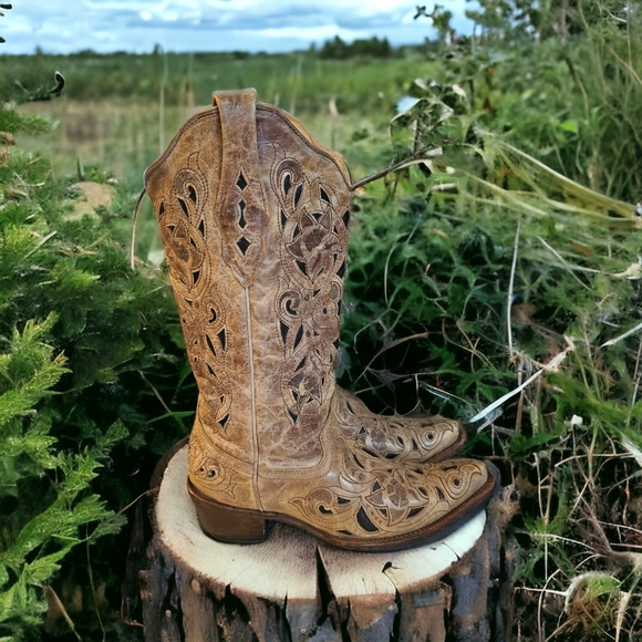 Corral Shoes - Corral vintage collection laser cut boots sz 8.5 LIKE NEW